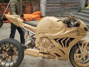 Kreatif! Pakai Kardus, Supra Fit Ini Disulap Jadi Moge BMW Kreatif! Pakai Kardus, Supra Fit Ini Disulap Jadi Moge BMW