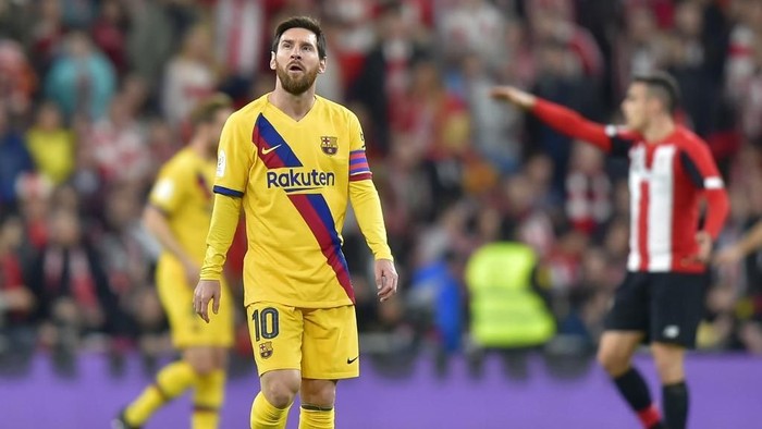 Barcelonas Argentinian forward Lionel Messi (L) walks on the pitch  during the Spanish Copa del Rey (Kings Cup) quarter-final football match Athletic Club Bilbao against FC Barcelona at the San Mames stadium in Bilbao on February 06, 2020. (Photo by ANDER GILLENEA / AFP)