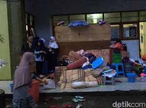 Banjir Lumpur Terjang Ponpes di Mojokerto, Perabotan Santri Dievakuasi