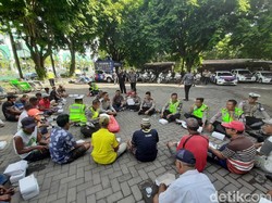 Tukang Becak di Banyuwangi Diberi Pemahaman Berlalu Lintas yang Aman