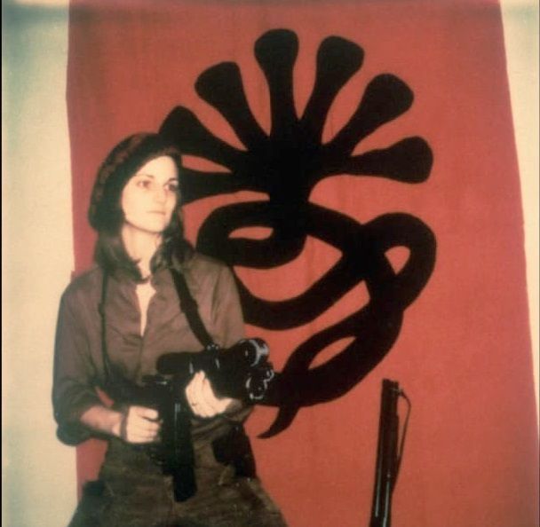 Patty Hearst berpose di depan bendera Symbionese Liberation Army (CORBIS/CNN)