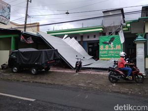 Angin Kencang Landa Tulungagung Sebabkan Belasan Rumah Rusak