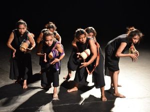 Pentas IbuIbu Belu Lampaui Batas Panggung Seni Tari Pentas IbuIbu Belu Lampaui Batas Panggung Seni Tari