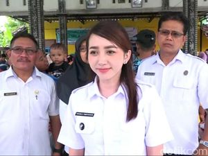 Senyum Tipis Kades Angely Saat Programnya Disambut Antusias Warga Senyum Tipis Kades Angely Saat Programnya Disambut Antusias Warga