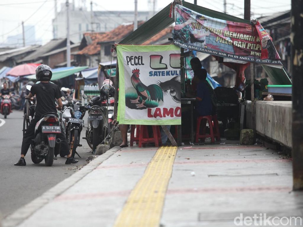 Pemprov DKI Ubah Rencana: PKL Tak Jadi Berdagang di Atas Trotoar Sudirman Pemprov DKI Ubah Rencana: PKL Tak Jadi Berdagang di Atas Trotoar Sudirman