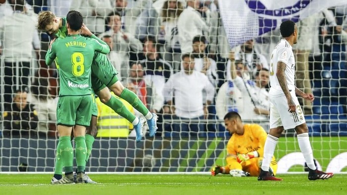 Real Sociedads Martin Oedegaard is congratulated by teammates after scoring during a Spanish Copa del Rey soccer match between Real Madrid and Real Sociedad at the Santiago Bernabeu stadium in Madrid, Spain, Thursday, Feb. 6, 2020. (AP Photo/Manu Fernandez)