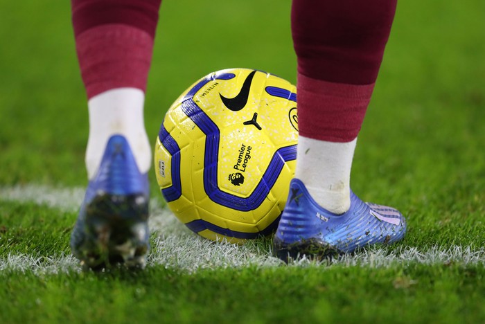 Logo Premier League LEICESTER, ENGLAND - JANUARY 22: The Nike Merlin ball at the feet of a player during the Premier League match between Leicester City and West Ham United at The King Power Stadium on January 22, 2020 in Leicester, United Kingdom. (Photo by Catherine Ivill/Getty Images)