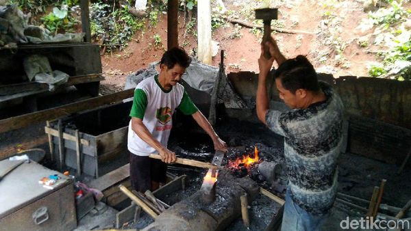 Melihat Pembuatan Perkakas Besi di Kampung Dokdak Ciamis