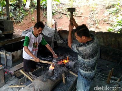 Potret Kerja Pande Besi Ciamis, Tradisi Turun Temurun