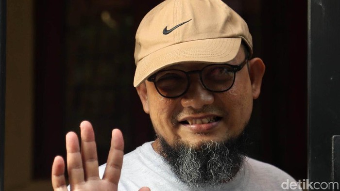 Korban penyiraman air keras Novel Baswedan bicara alasannya tak ikut rekonstruksi yang digelar polisi. Faktor kesehatan jadi alasan ia tak ikut rekonstruksi itu