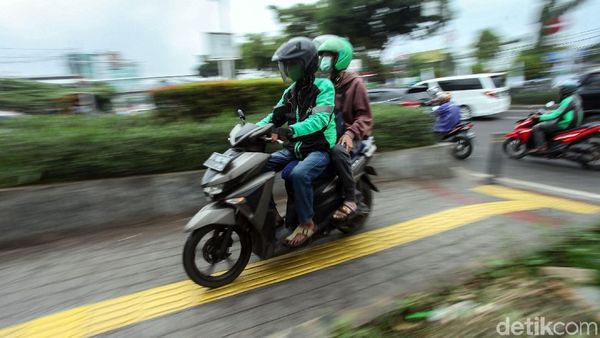 Edan! Jalur Pejalan Kaki Dibajak Pemotor