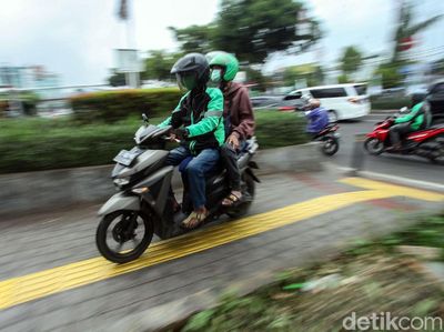 Edan! Jalur Pejalan Kaki Dibajak Pemotor