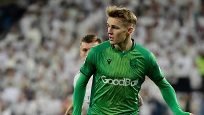 Real Sociedads Norwegian midfielder Martin Odegaard controls the ball during the Spanish Copa del Rey (Kings Cup) quarter-final football match Real Madrid CF against Real Sociedad at the Santiago Bernabeu stadium in Madrid on February 06, 2020. (Photo by JAVIER SORIANO / AFP)