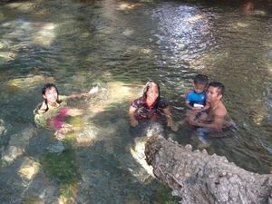 Berendam di Air Panas Sambil Nikmati Keindahan Alam Flores