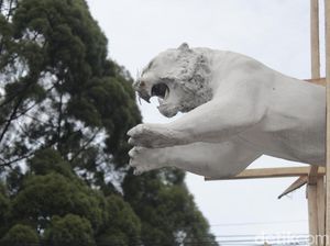 Patung Harimau yang Loncat Mulai Diperbaiki