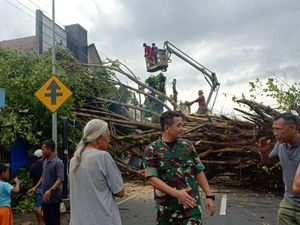 Blitar Ambyar Diterjang Angin Kencang