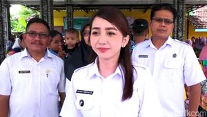 Senyum Manis Kades Angely Saat Melayani Warga