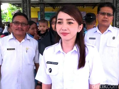 Senyum Manis Kades Angely Saat Melayani Warga