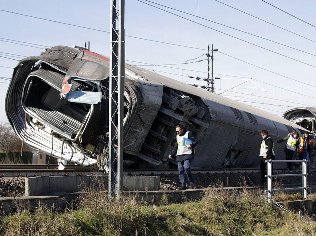2 Orang Tewas dan Puluhan Terluka Imbas Kecelakaan Kereta di Italia 2 Orang Tewas dan Puluhan Terluka Imbas Kecelakaan Kereta di Italia
