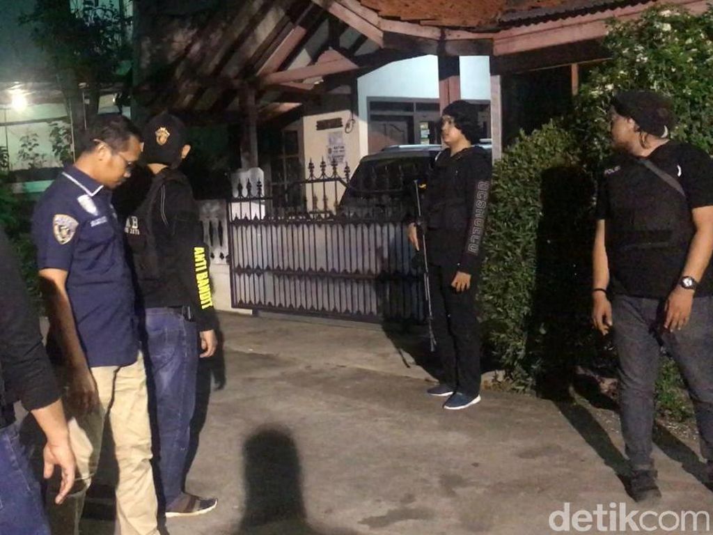 Polisi Gelar Rekonstruksi Kasus Penyiraman Air Keras Novel Baswedan Polisi Gelar Rekonstruksi Kasus Penyiraman Air Keras Novel Baswedan
