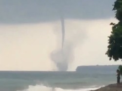 Waterspout Muncul di Pantai Sekar Buleleng Bali