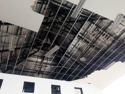 Atap DPRD Blitar Rusak Diterjang Angin Kencang, Banyak Pohon Juga Tumbang