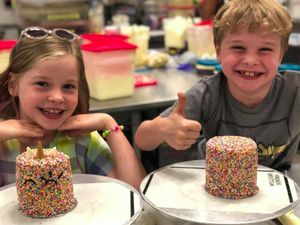 Potret Gemas 5 Anak Seleb Hollywood yang Hobi Masak