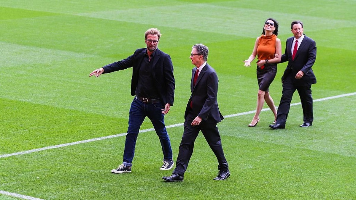 Tom Werner di samping Linda Pizzuti, bersama John W. Henry pemilik Liverpool dan Jurgen Klopp. (Foto: Barrington Coombs/Getty Images)