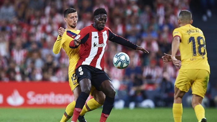 BILBAO, SPAIN - AUGUST 16: Clement Lenglet of FC Barcelona (L) competes for the ball with Inaki Williams of Athletic Club (R) during the Liga match between Athletic Club and FC Barcelona at San Mames Stadium on August 16, 2019 in Bilbao, Spain. (Photo by Juan Manuel Serrano Arce/Getty Images)