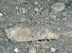 Mortir Berkarat Ditemukan Pekerja Reaktivasi Rel di Garut