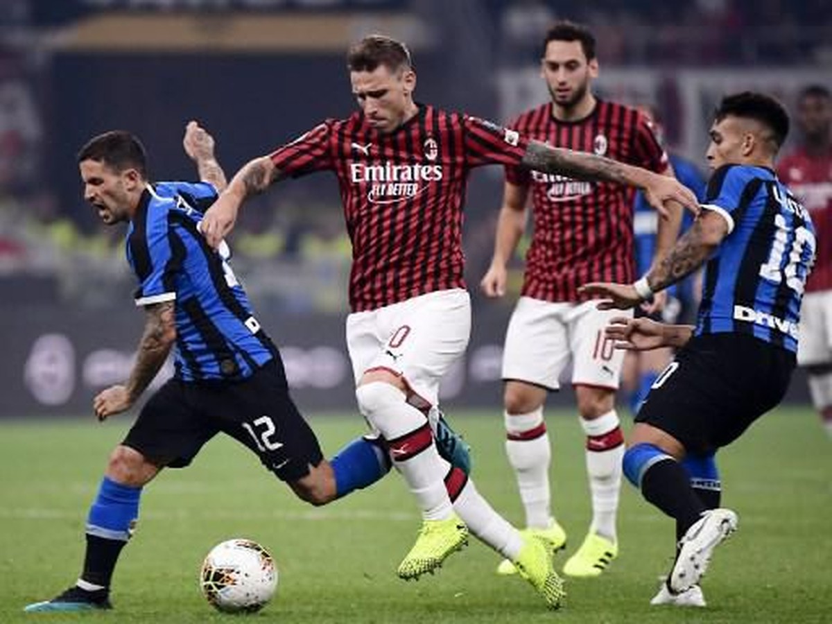 Derby Milan menjadi salah satu duel tersengit di Italia. Foto: Marco Bertorello / AFP