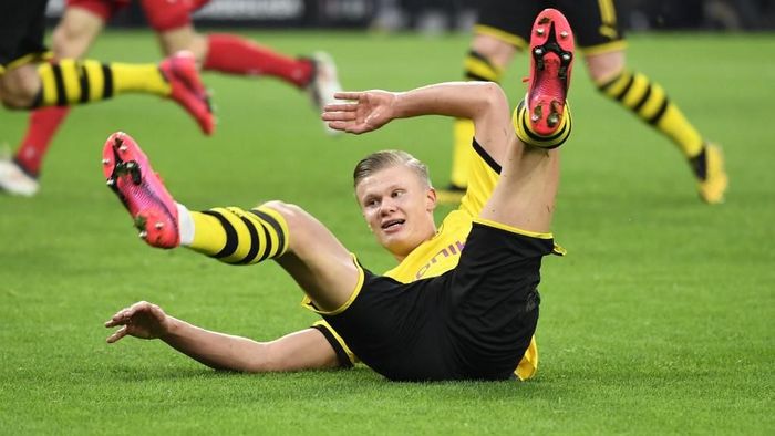 Erling Haaland Borussia Dortmund Dortmunds Norwegian forward Erling Braut Haaland lies on the pitch during the German first division Bundesliga football match Borussia Dortmund vs FC Union Berlin in Dortmund on February 1, 2020. (Photo by INA FASSBENDER / AFP) / RESTRICTIONS: DFL REGULATIONS PROHIBIT ANY USE OF PHOTOGRAPHS AS IMAGE SEQUENCES AND/OR QUASI-VIDEO