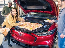 Ide Unik, Kap Mesin Mobil Bisa Tampung Ayam Goreng atau Minuman Dingin