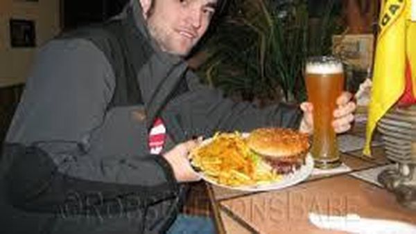 Robert Pattinson, Pria Paling Tampan yang Doyan Burger dan Hot Dog