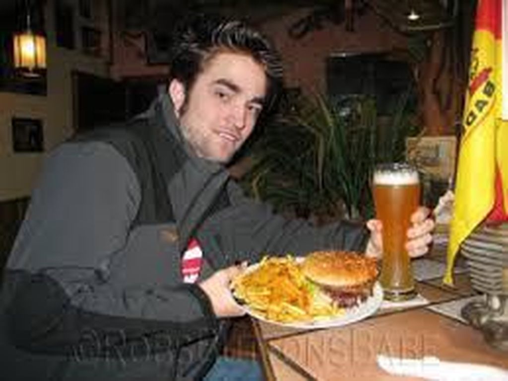 Robert Pattinson, Pria Paling Tampan yang Doyan Burger dan Hot Dog