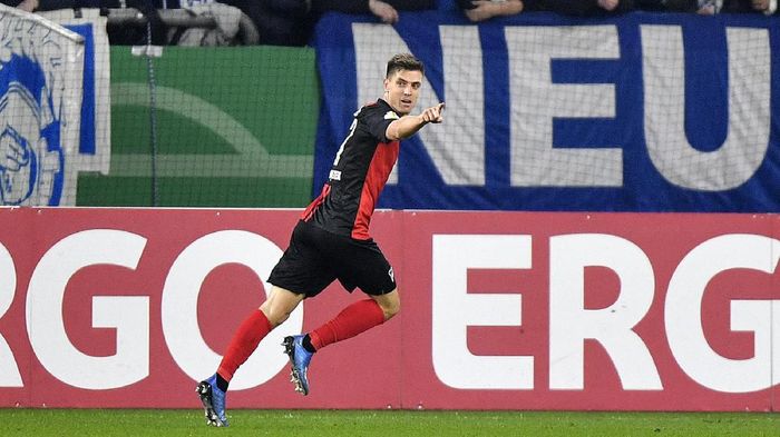krzysztof piatek hertha berlin dfb pokal Berlins Krzysztof Piatek celebrates after scoring his sides second goal during the German soccer cup, DFB Pokal, match between FC Schalke 04 and Hertha BSC Berlin in Gelsenkirchen, Germany, Tuesday, Feb. 4, 2020. (AP Photo/Martin Meissner)