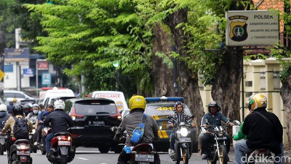 Nekat, Pemotor Ini Lawan Arah di Kebayoran Lama