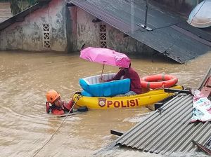 Aksi Heroik Basarnas Evakuasi Bayi Korban Banjir di Kramatjati