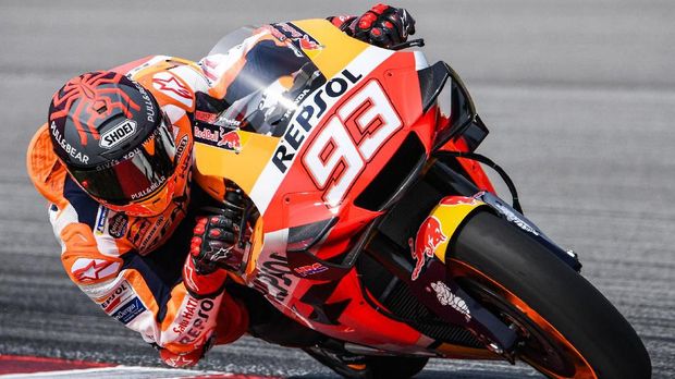 Repsol Honda Team's Spanish rider Marc Marquez steers through a corner during the second day of the pre-season MotoGP winter test at the Sepang International Circuit in Sepang on February 8, 2020. (Photo by Mohd RASFAN / AFP)