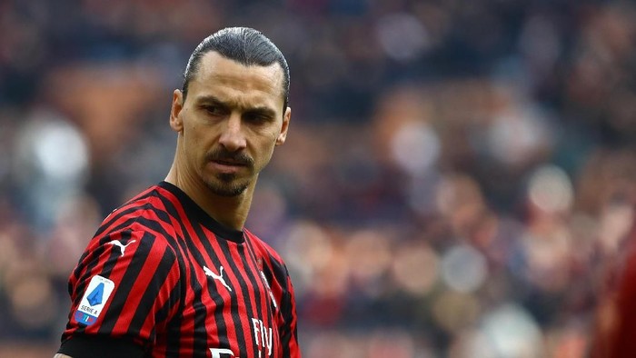 MILAN, ITALY - JANUARY 19:  Zlatan Ibrahimovic of AC Milan looks on during the Serie A match between AC Milan and Udinese Calcio at Stadio Giuseppe Meazza on January 19, 2020 in Milan, Italy.  (Photo by Marco Luzzani/Getty Images)