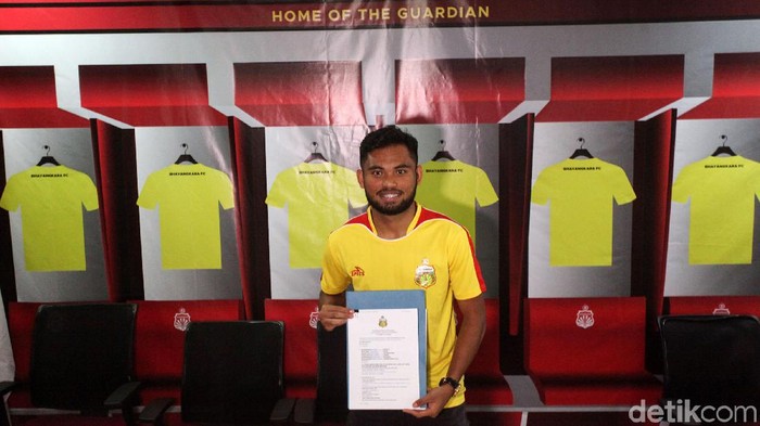 Saddil Ramdani resmi diperkenalkan sebagai pemain baru Bhayangkara FC, Sabtu (8/2/2020). Winger 21 tahun itu dikontrak selama satu tahun. Pengumunan bergabungnya Saddil dihadiri oleh Chief Operating Office (COO) Bhayangkara FC Sumardji,