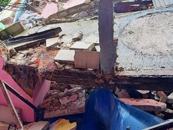Penampakan Kosan 3 Lantai di Mampang Roboh