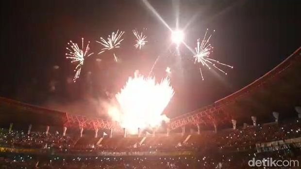 Kembang api di Stadion Gelora Bung Tomo.