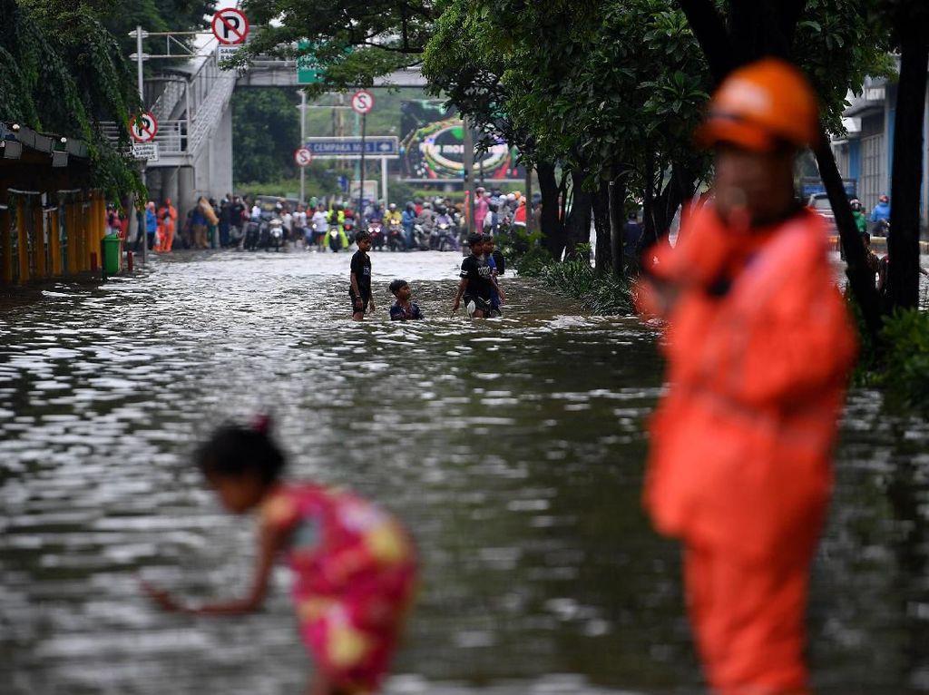 Banjir di Jakarta, 204 Gardu Listrik Masih Mati Banjir di Jakarta, 204 Gardu Listrik Masih Mati