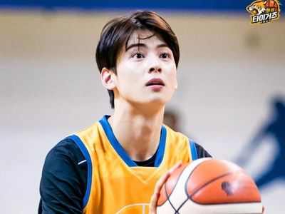 Potret Ganteng Cha Eunwoo Meski Berkeringat & Rambut Lepek saat Main Basket