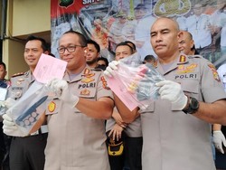 Barang Bukti Tohap Silaban, Pemobil yang Ajak Duel Polisi: Bowie Knife-Taser