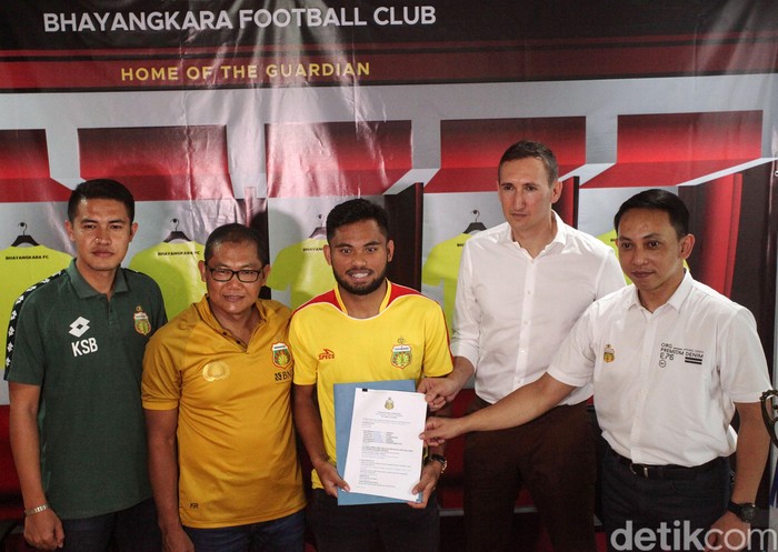 Saddil Ramdani resmi diperkenalkan sebagai pemain baru Bhayangkara FC, Sabtu (8/2/2020). Winger 21 tahun itu dikontrak selama satu tahun. Pengumunan bergabungnya Saddil dihadiri oleh Chief Operating Office (COO) Bhayangkara FC Sumardji,