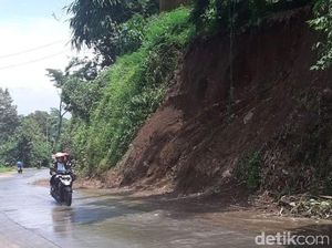 Jalur Pacet-Trawas Mojokerto yang Tertimbun Longsor Kembali Normal