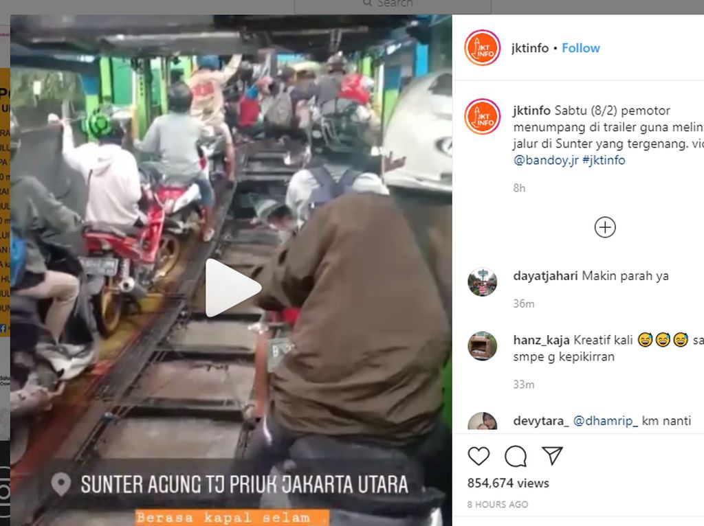 Terobos Banjir, Para Pemotor Ini Numpang di Truk Trailer Terobos Banjir, Para Pemotor Ini Numpang di Truk Trailer