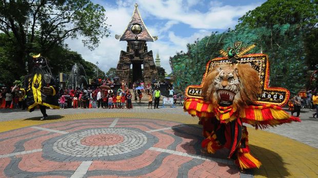 Sejumlah peserta reog dan dawangan tampil saat Kirab Budaya Ruwat Bumi dan Tolak Bala di Salatiga, Jawa Tengah, Sabtu (8/2/2020). Kirab Budaya Ruwat Bumi dan Tolak Bala yang bertajuk Harmoni Dalam Keanekaragaman tersebut diikuti puluhan kelompok seni Barongsai, Drumblek, Reog Ponorogo dan Naga Liong sebagai rangkaian perayaan Cap Go Meh 2020 Klenteng Hok Tek Bio Salatiga. ANTARA FOTO/Aloysius Jarot Nugroho/wsj.